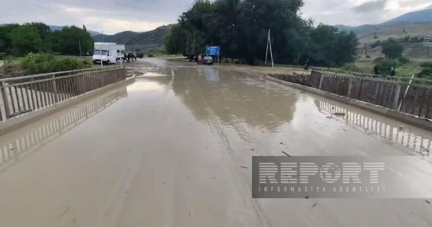 Qubada çay daşdı, kəndi su basdı - FOTO 