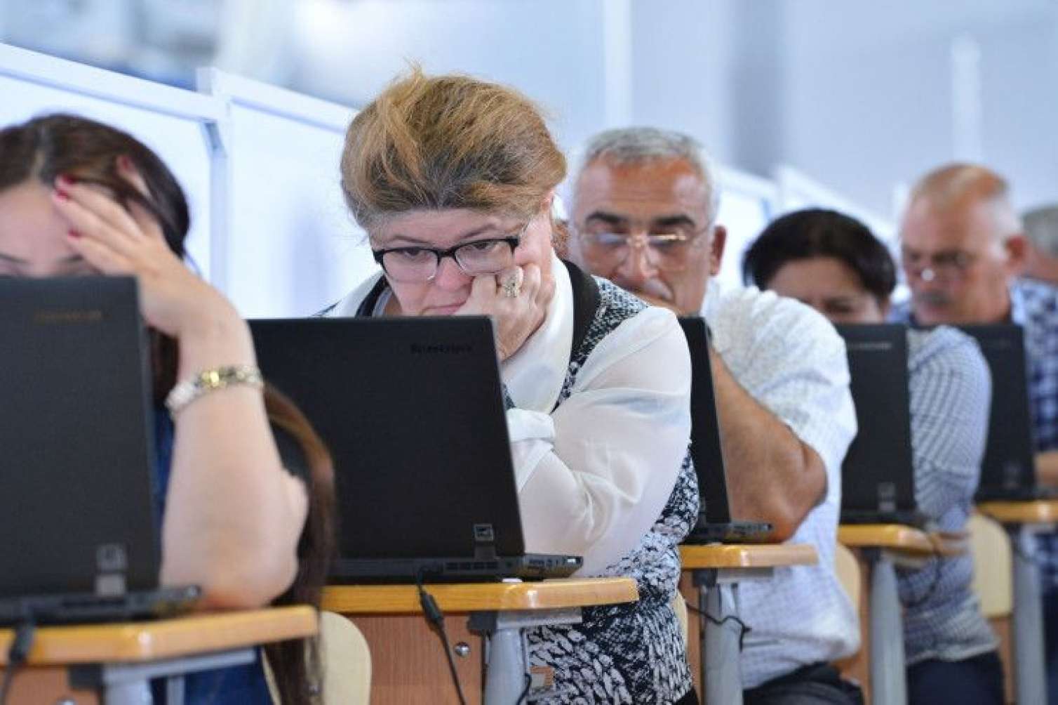 65 yaşlı müəllim imtahanda yüksək nəticə göstərdi - FOTO 