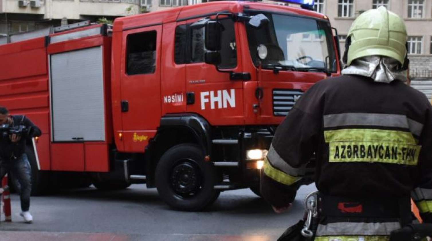 Bakıda inzibati binada yanğın oldu 