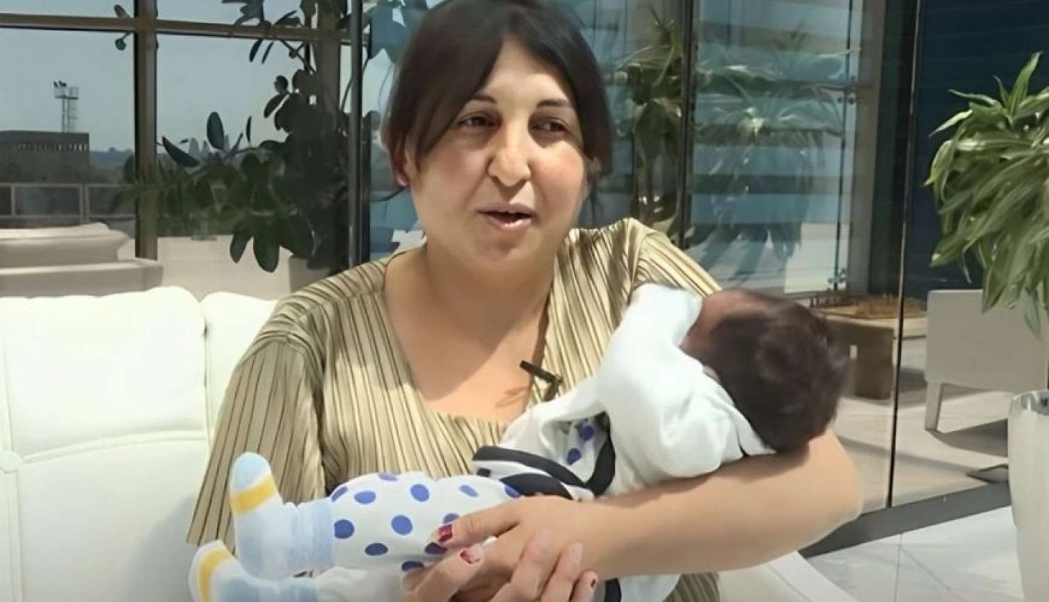 "Alimentini və sosial problemlərini..." - Qız övladı olacaq deyə küçəyə atılan qadına dəstək 