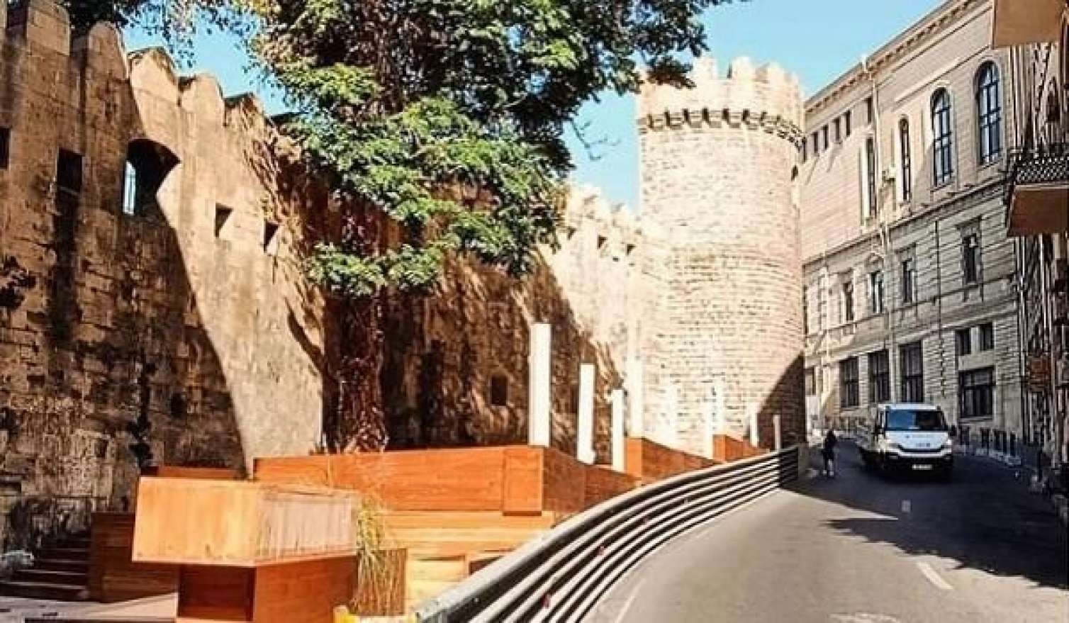 İçərişəhərdə tikinti aparılır, aidiyyəti qurum tapılmır 