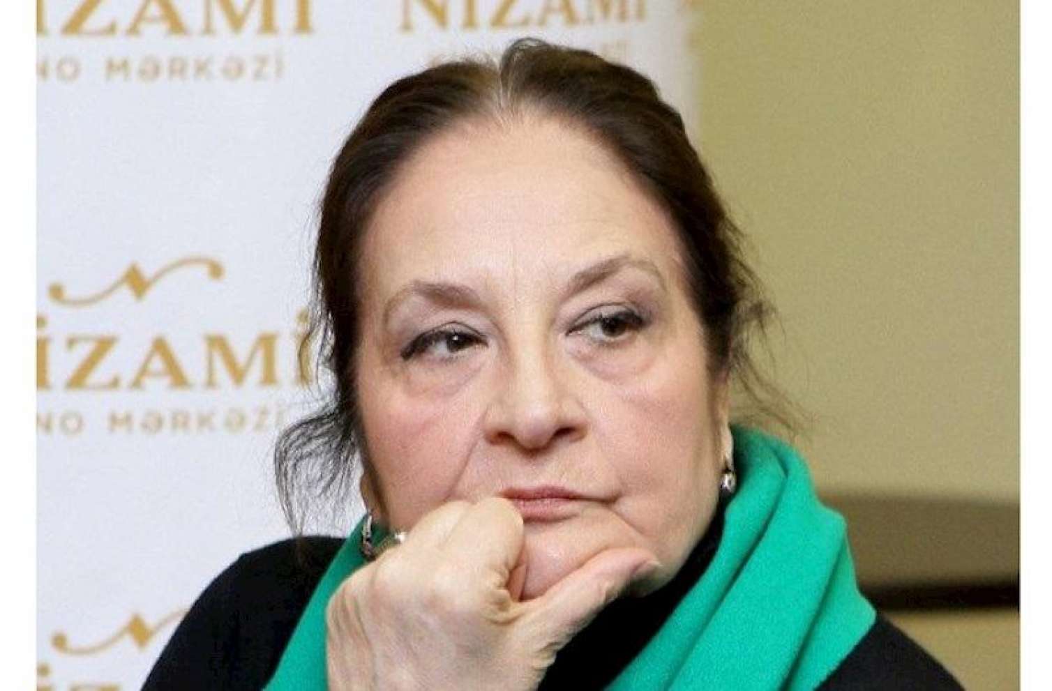 Vəzifədən gedən Xalq artisti dövlətə məxsus avtomobili təhvil vermək istəmir? 