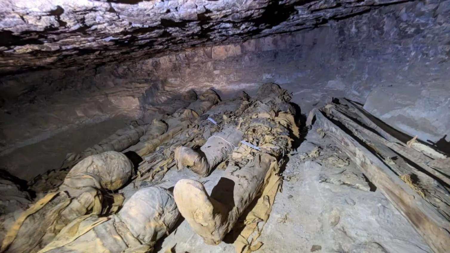 İçində yüzlərlə mumiya olan məzarlıq tapıldı - FOTO 