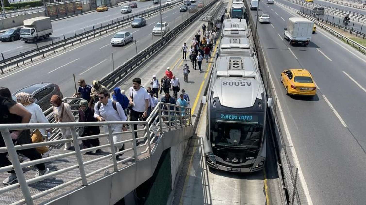  İstanbulda ictimai nəqliyyat pulsuz olacaq 