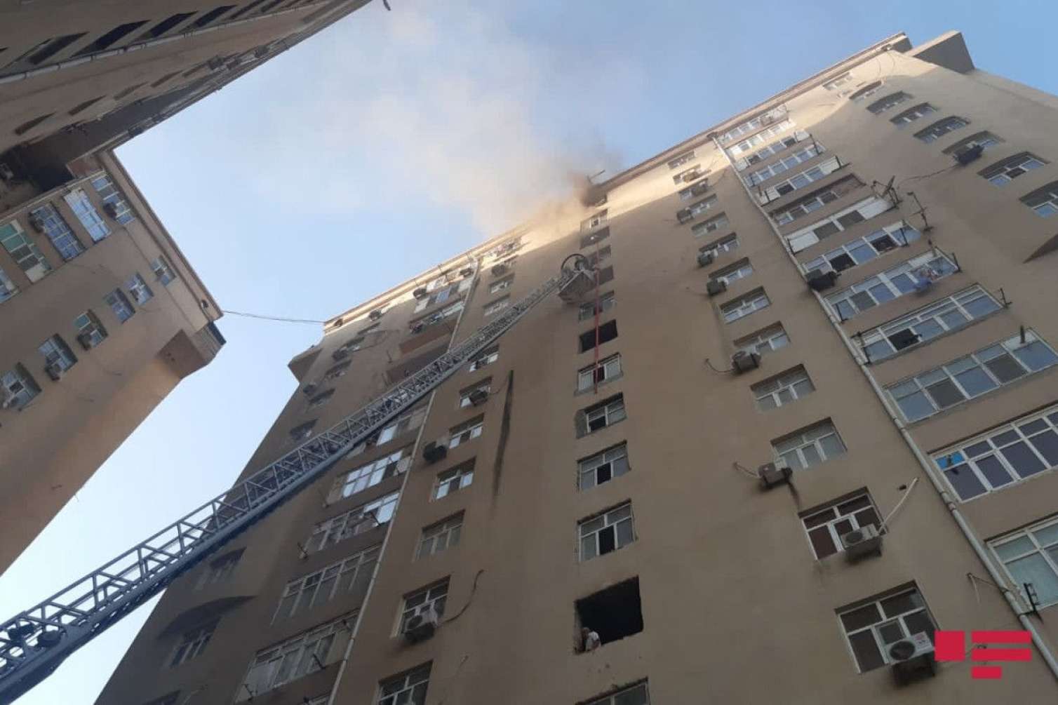 Xırdalanda yanğın: 12 nəfər təxliyə edildi 