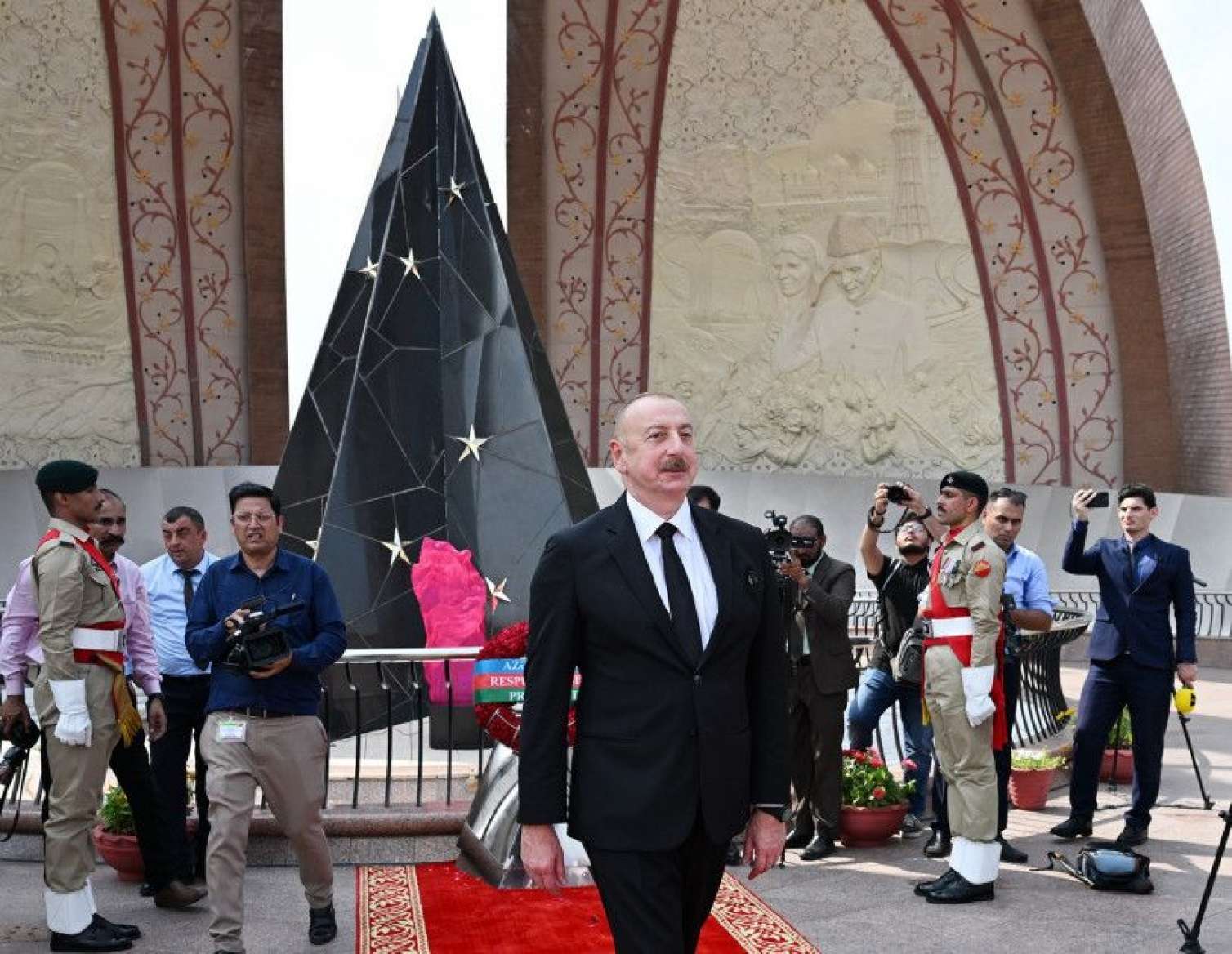 Prezident İslamabadda milli abidəni ziyarət etdi -  Yenilənib-FOTO
