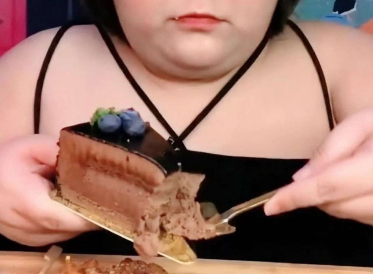 Canlı yayımda 10 kq yemək yeyən bloger öldü -  FOTO