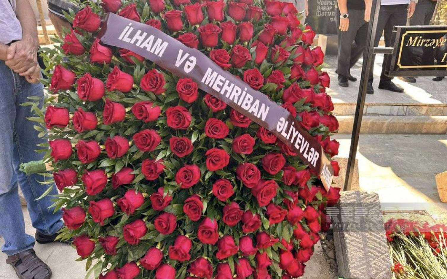 Prezident və xanımı Səfa Mirzəyevin dəfninə əklil göndərdi 