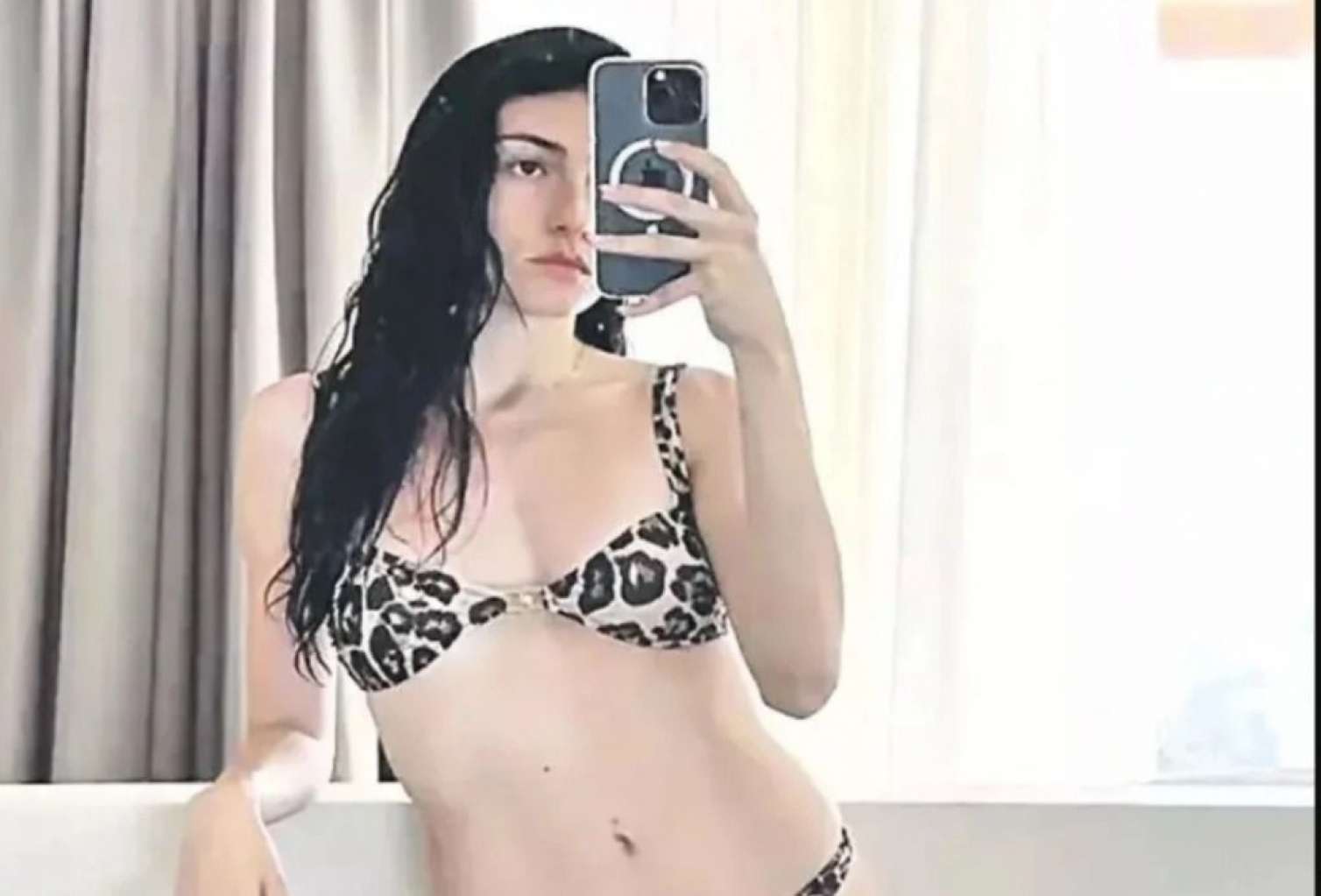 Aktrisanın bikinili fotosuna şərhlər yağdırıldı  