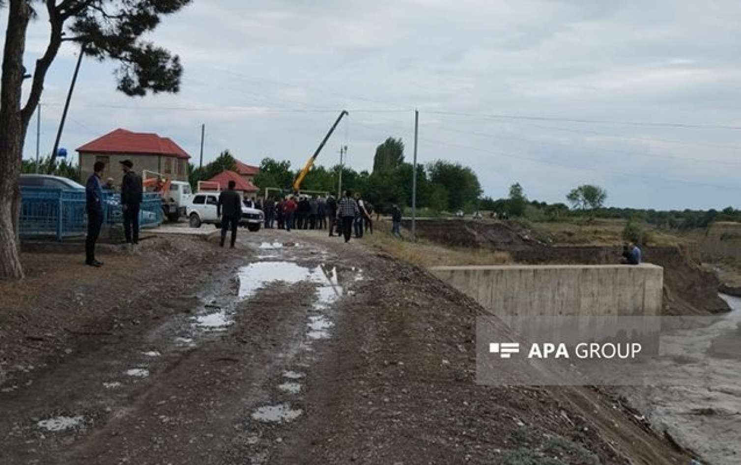 Qubada sel kəndin yolunu uçurdu  