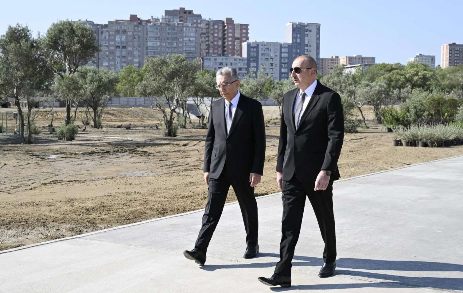 Prezident yeni parkdakı işlərin gedişi ilə tanış oldu -  FOTO