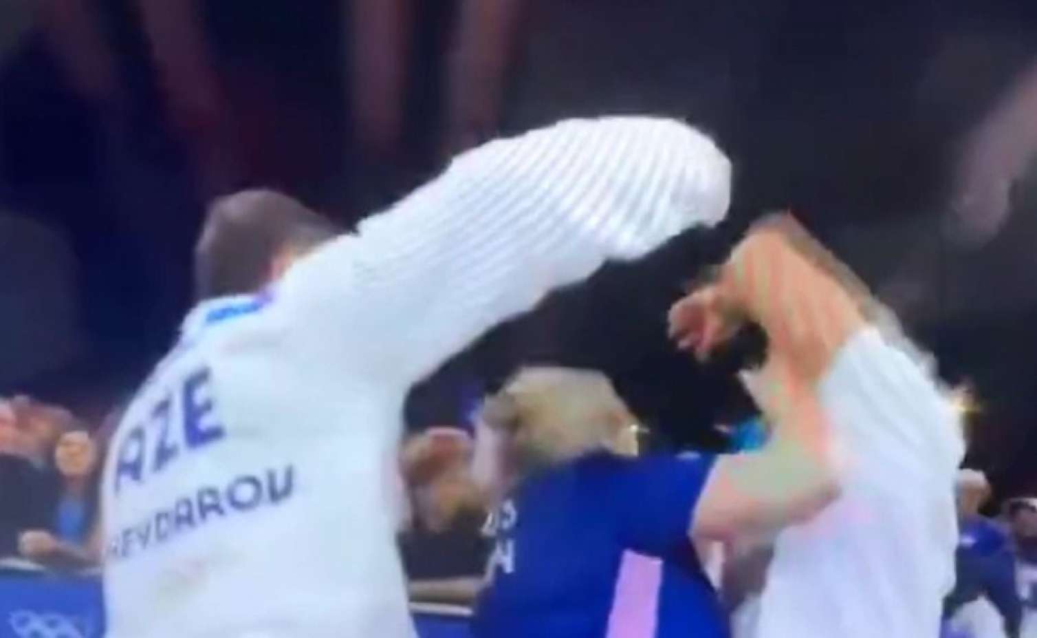 Paris Olimpiadasında qalmaqal - Azərbaycan bayrağına mane oldular -  VİDEO