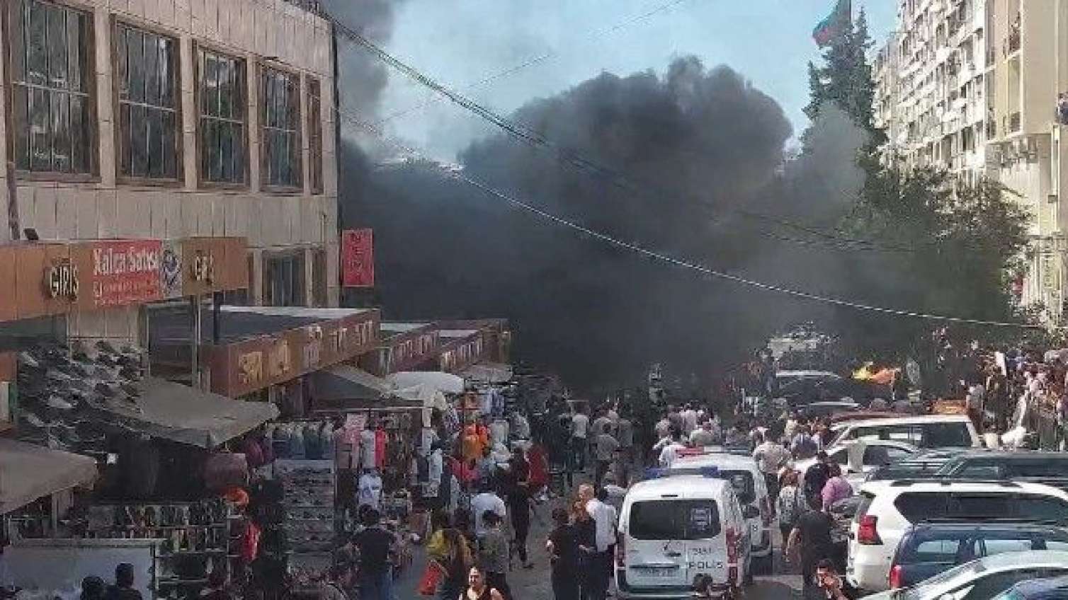 Bakıda ticarət mərkəzində yanğın - Zəhərlənən var -  Yenilənib-FOTO
