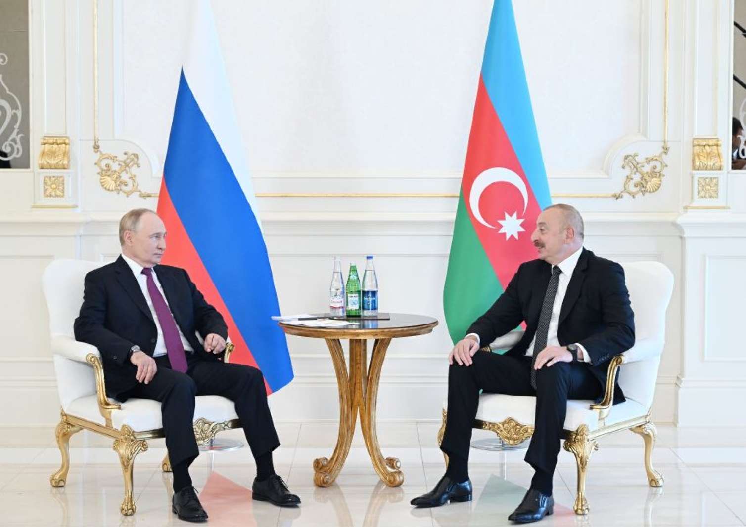 Əliyevlə Putinin təkbətək görüşü oldu - Video 
