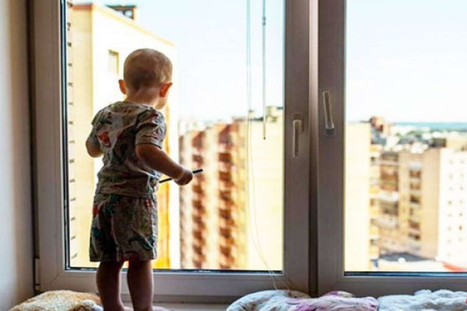 İki yaşlı uşaq eyvandan yıxılaraq öldü - Bakıda dəhşət 