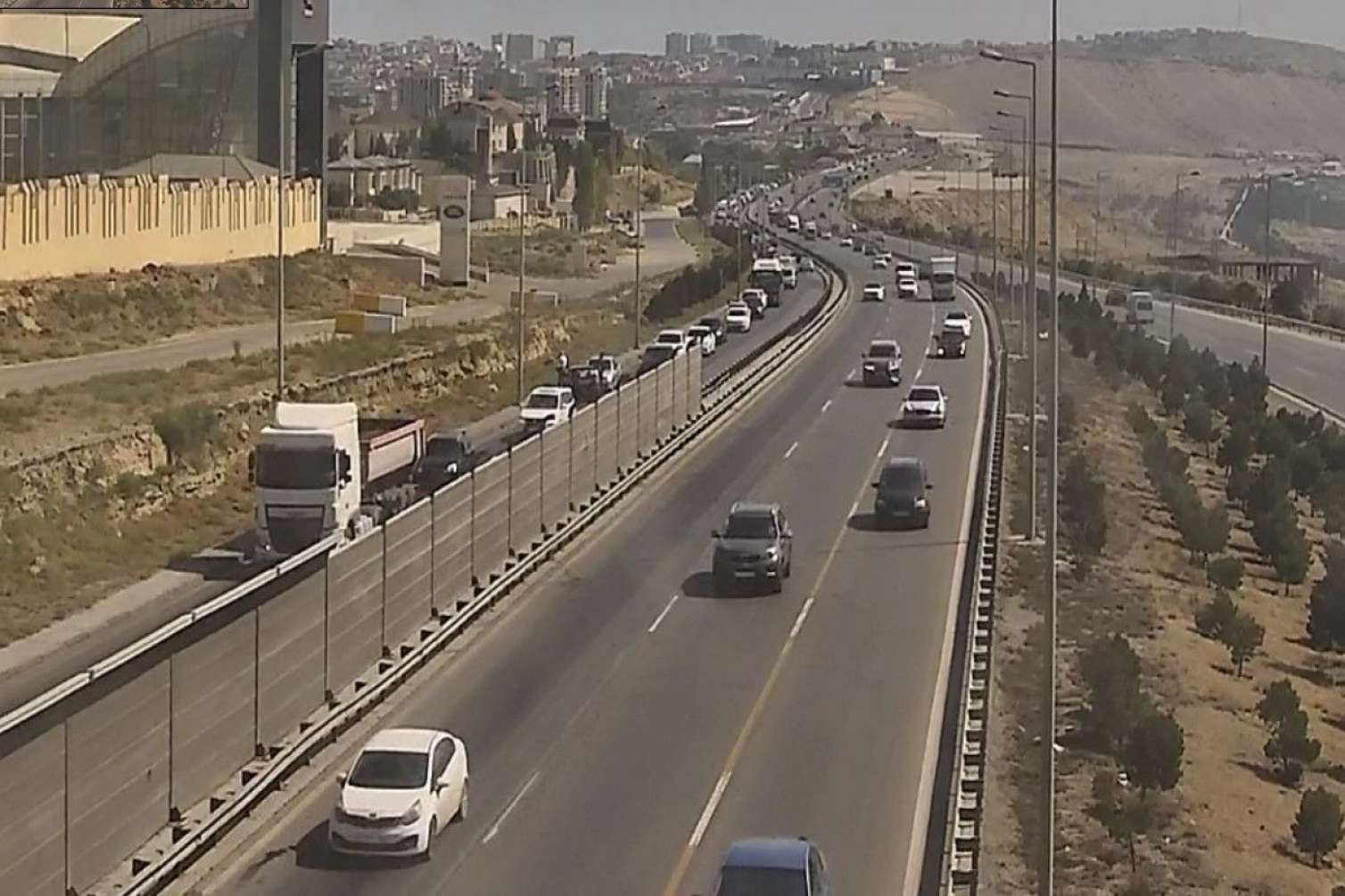 Yasamalda piyadanı maşın vurdu - Yolda sıxlıq yarandı 