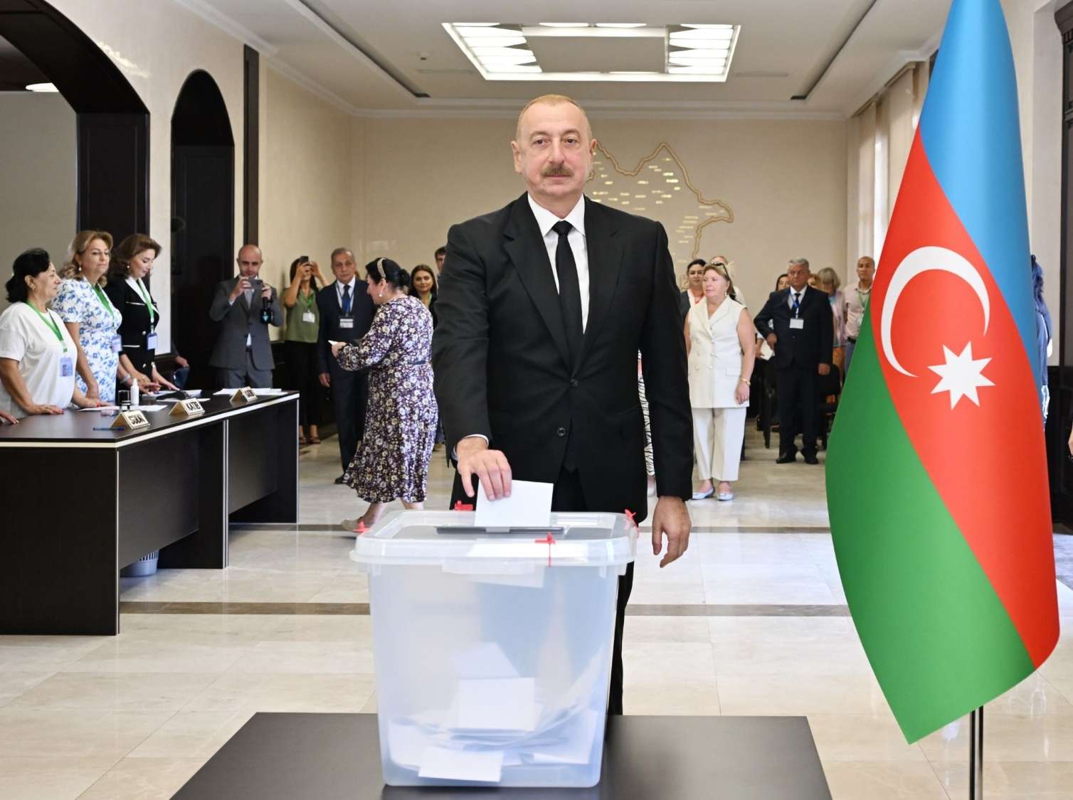 İlham Əliyev, Mehriban Əliyeva və Leyla Əliyeva səs verdilər -  FOTO-VİDEO