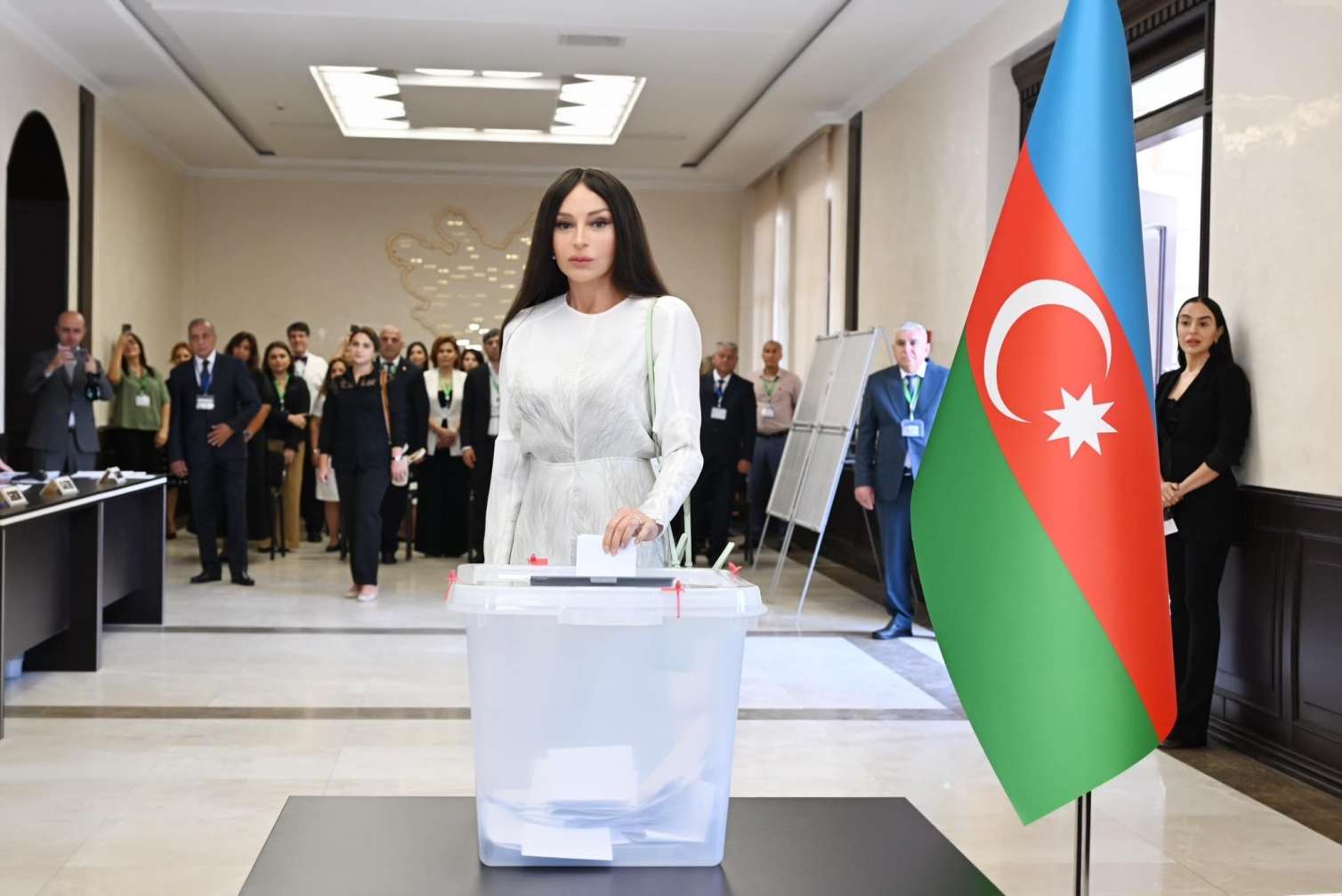 Mehriban Əliyeva seçkilərdə səs verməsi ilə bağlı paylaşım etdi -  FOTO