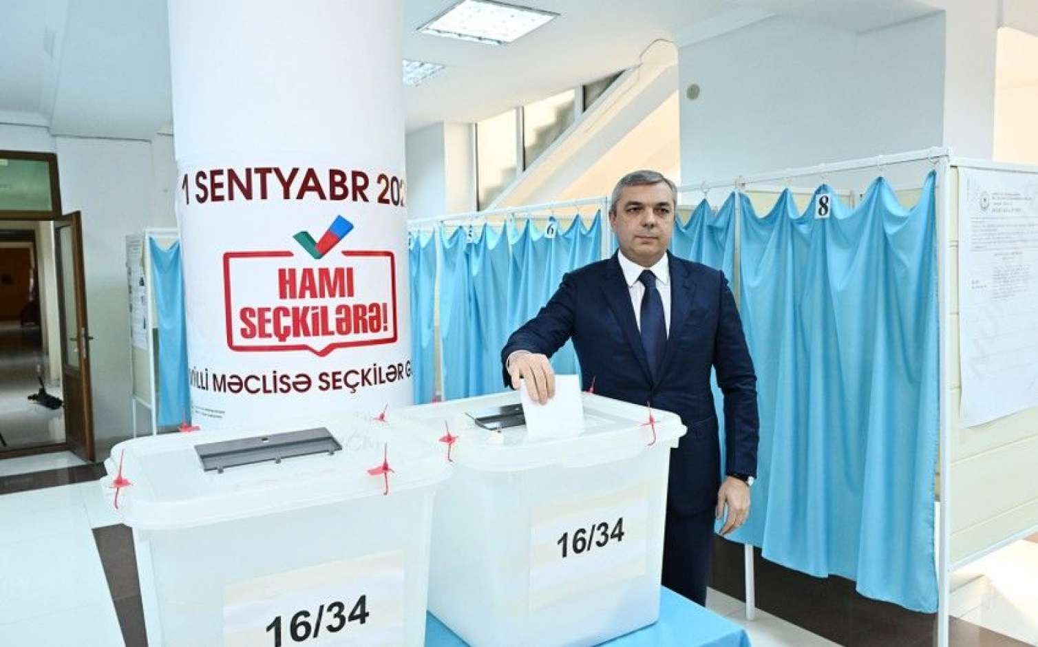 PA rəhbəri səsvermədə -  FOTO