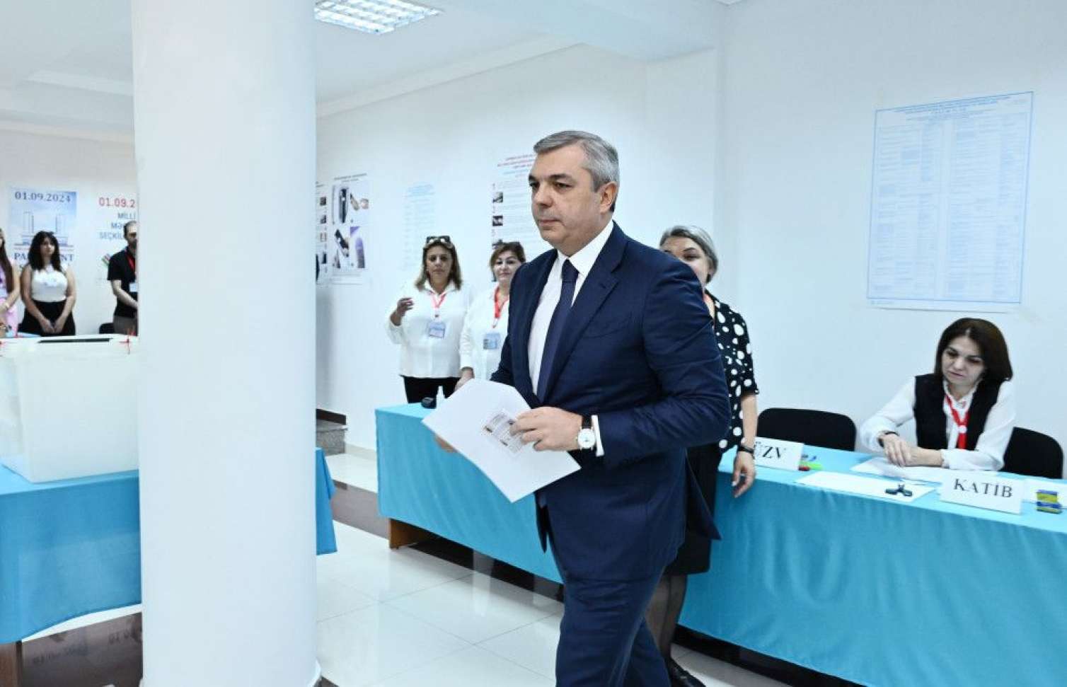 PA rəhbəri səsvermədə -  FOTO