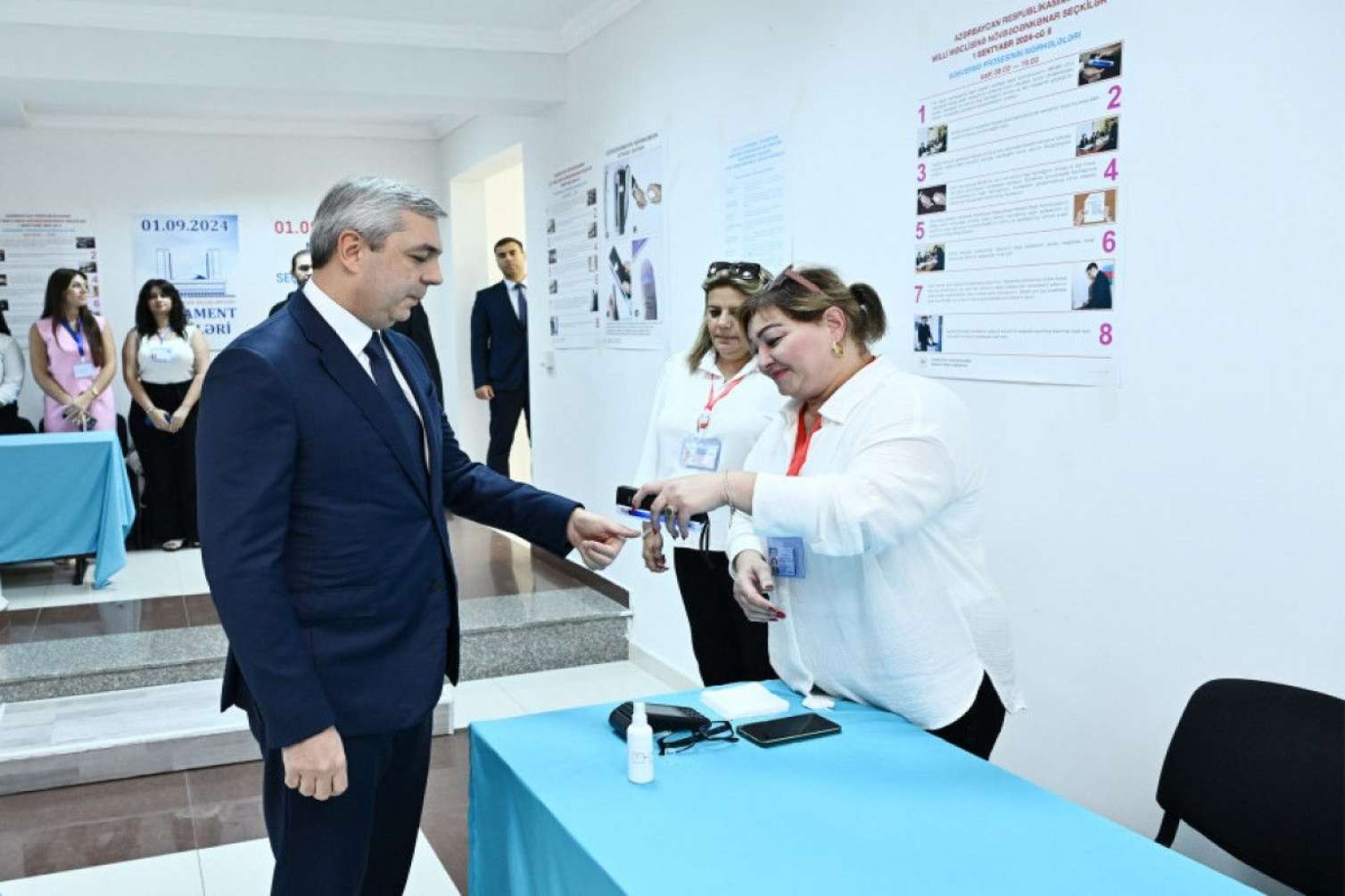 PA rəhbəri səsvermədə -  FOTO