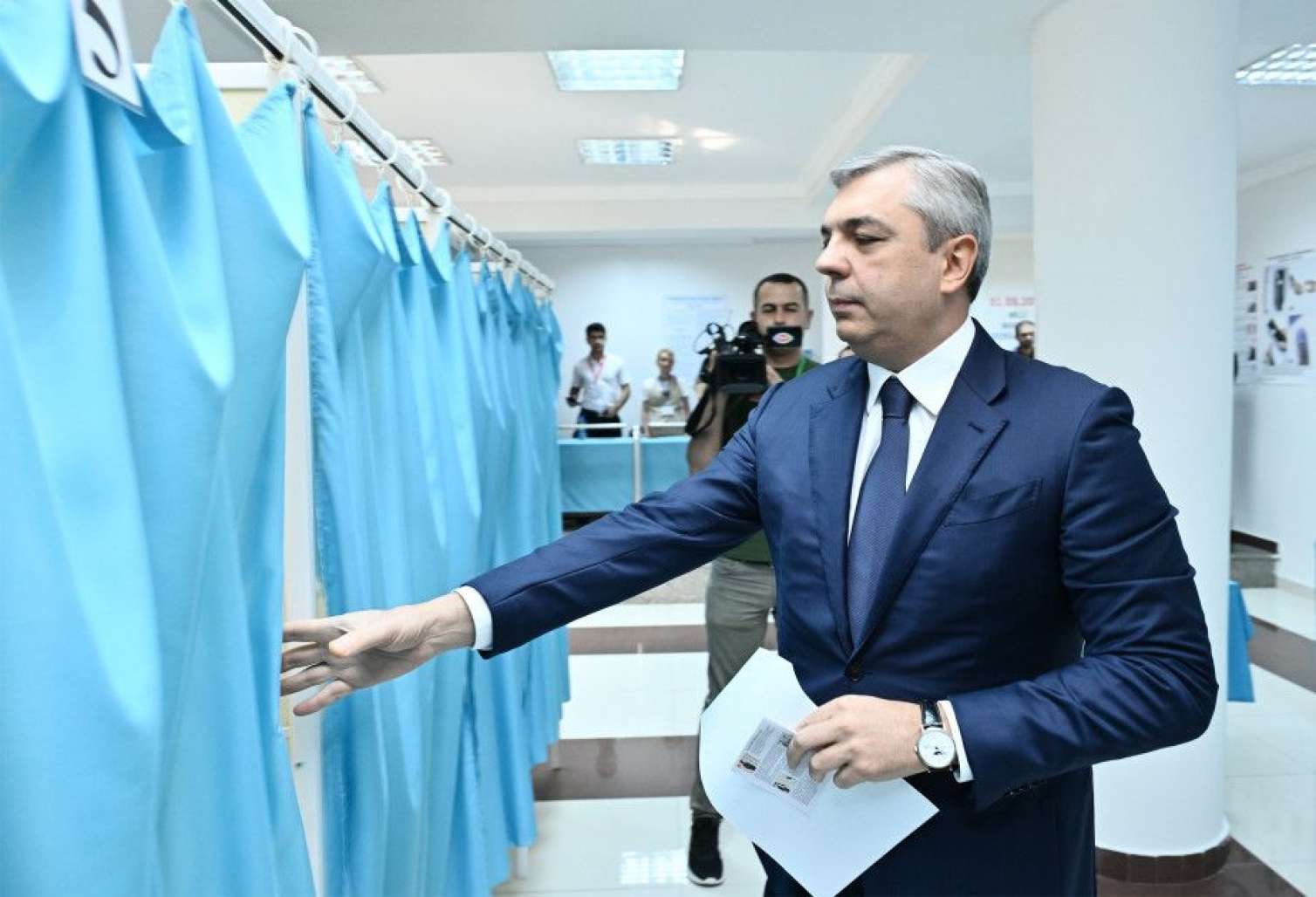 PA rəhbəri səsvermədə -  FOTO