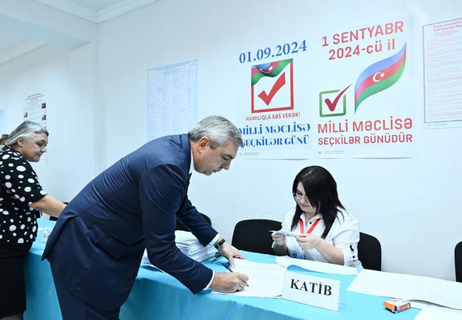 PA rəhbəri səsvermədə -  FOTO