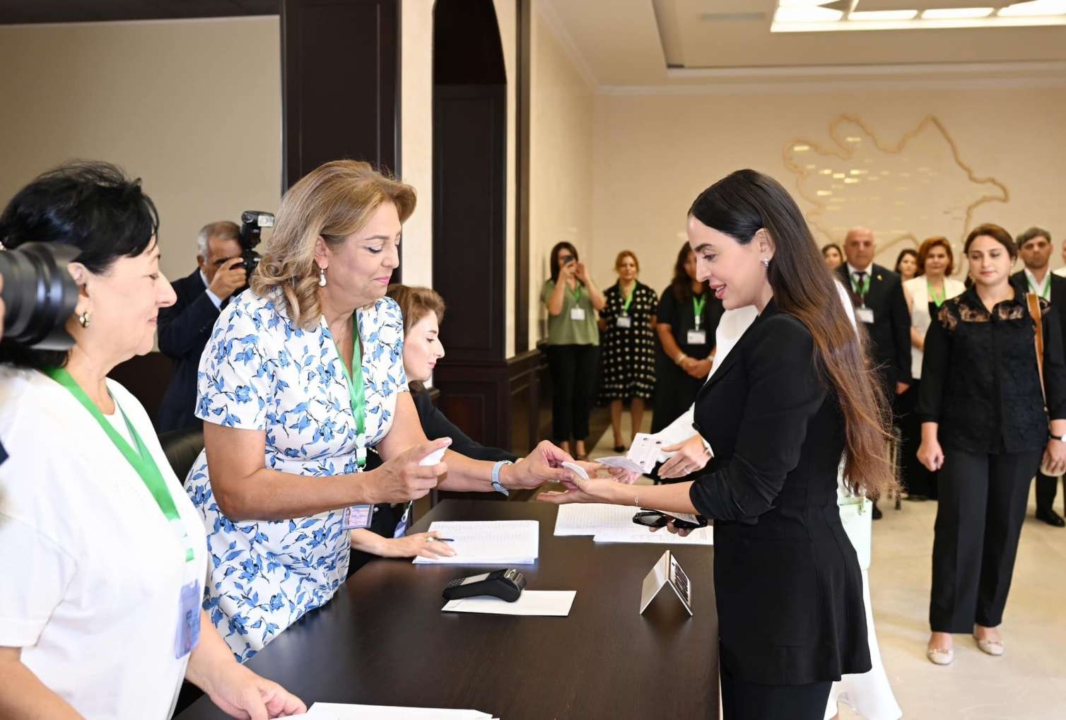 İlham Əliyev, Mehriban Əliyeva və Leyla Əliyeva səs verdilər -  FOTO-VİDEO