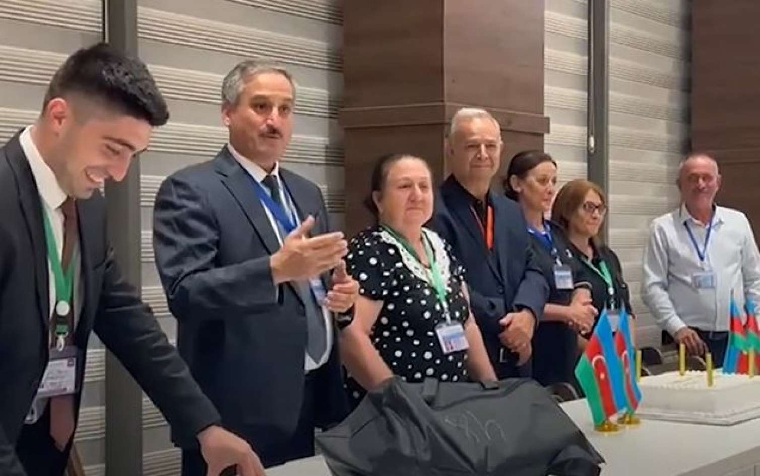 Müşahidəçi səsvermədən sonra mahnı oxudu - VİDEO 