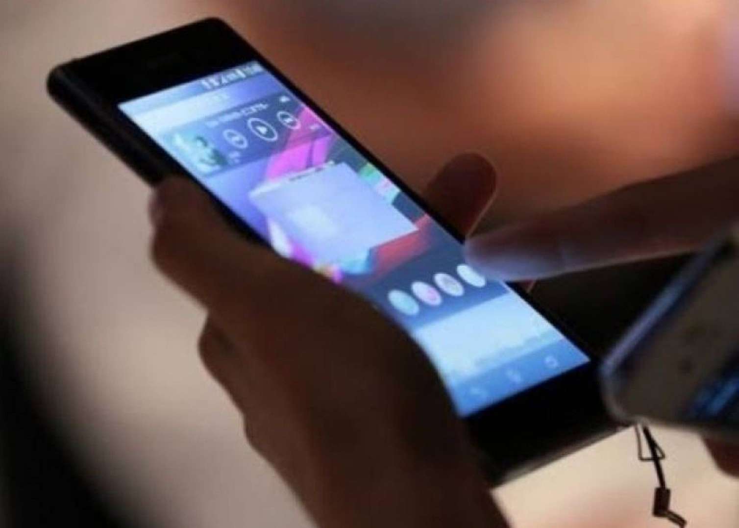 Rusiyada məktəblilərə telefon qadağan edildi 