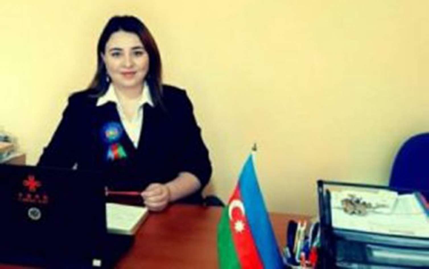 Məktəb direktoru işçisi tərəfindən bıçaqlandı -  VİDEO