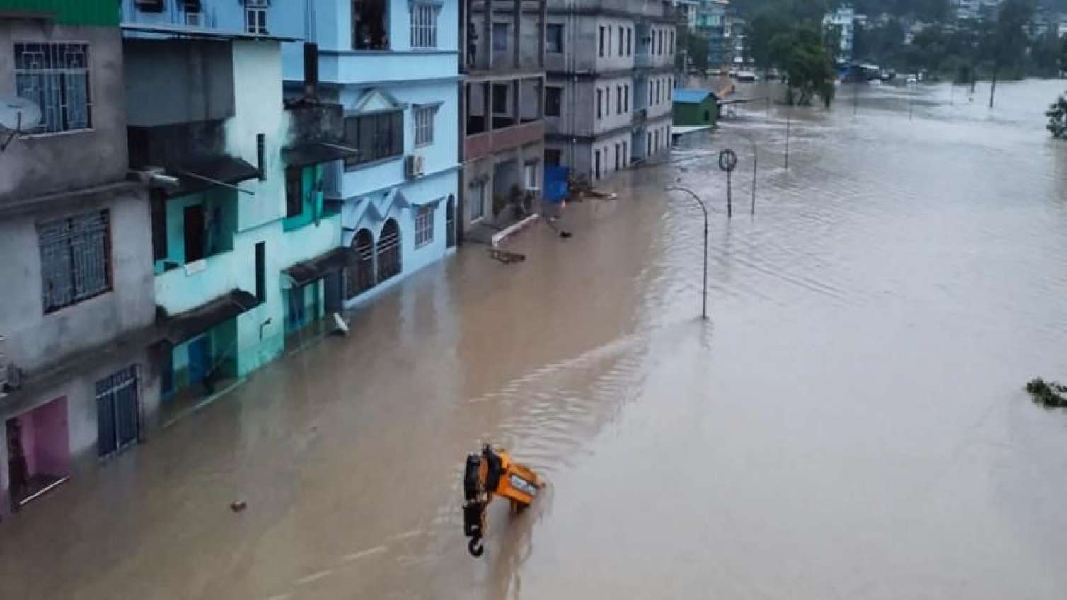 Güclü yağışlar 19 nəfərin həyatına son qoydu  