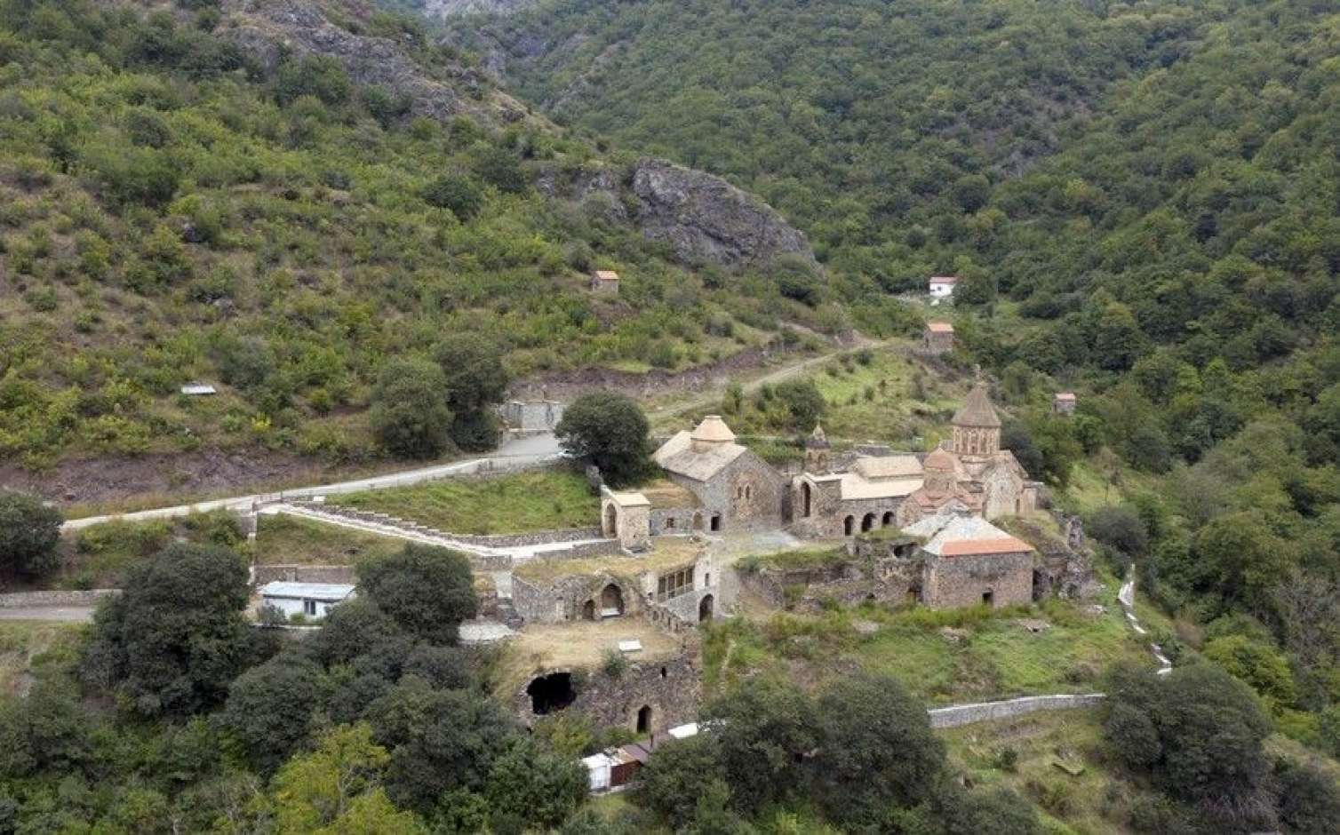 İlham Əliyev və Mehriban Əliyeva Xudavəng monastır kompleksində oldular 