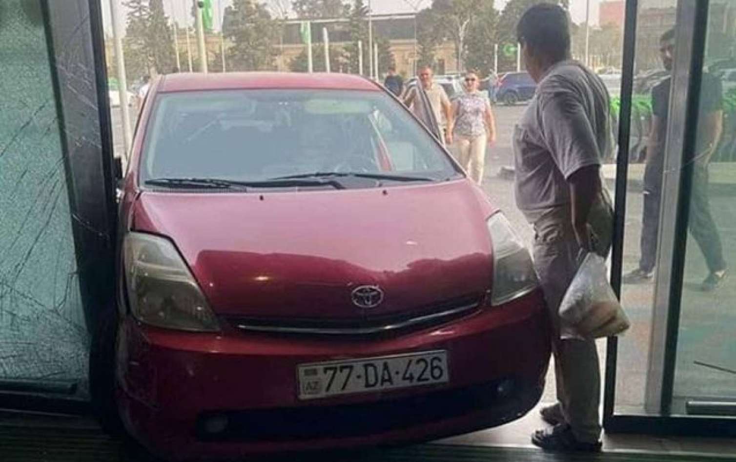 Qəza törədib qaçan “Prius” marketə girdi -  FOTO
