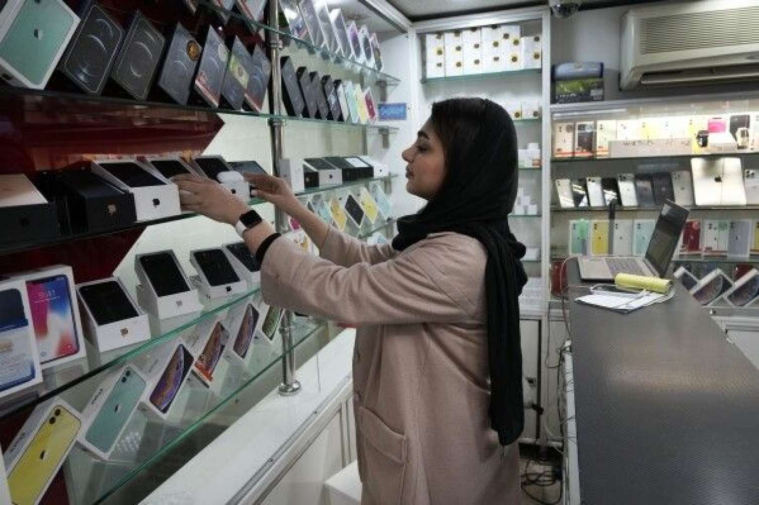 iPhone qadağası -  1,3 milyard dollar zərər