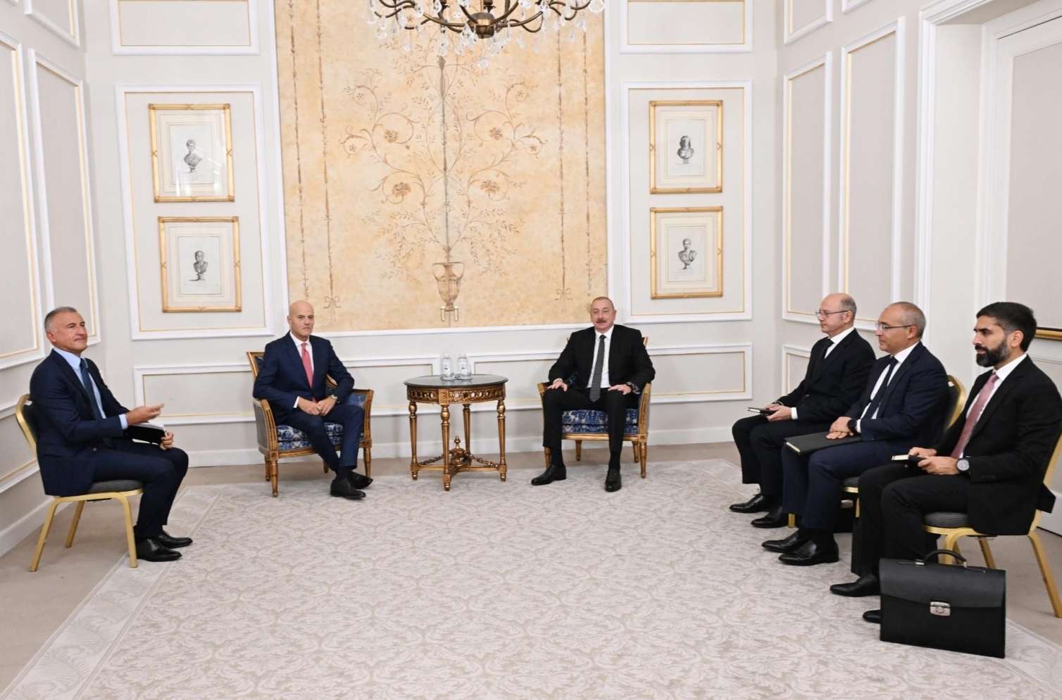 İlham Əliyev Romada “Eni S.P.A” şirkətinin baş icraçı direktoru ilə görüşdü 