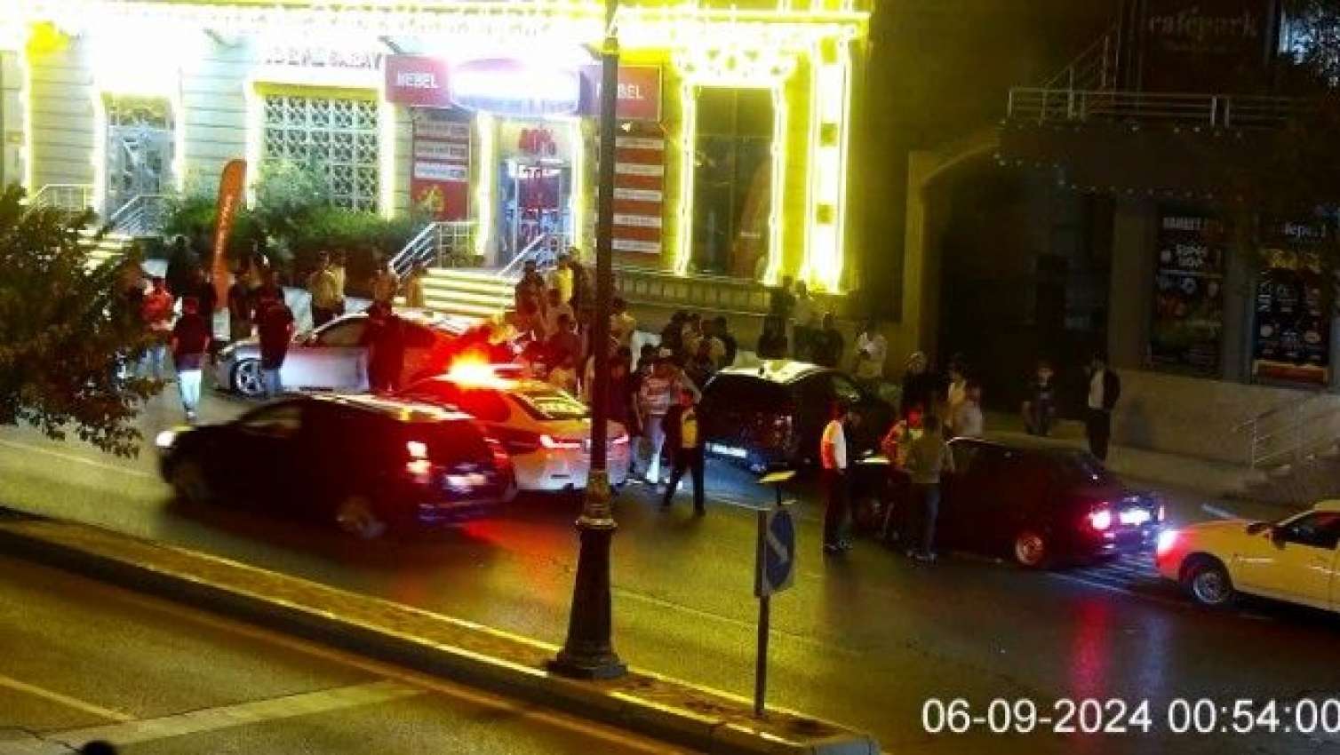 Yasamalda avtomobil işıq dirəyinə çırpıldı - FOTO 