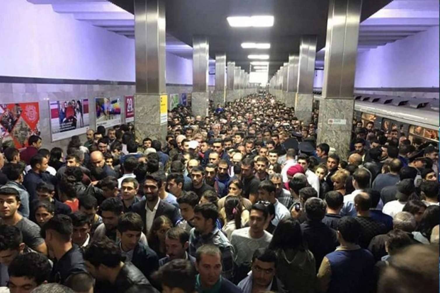 Metronun hərəkətində probem yarandı - AÇIQLAMA 