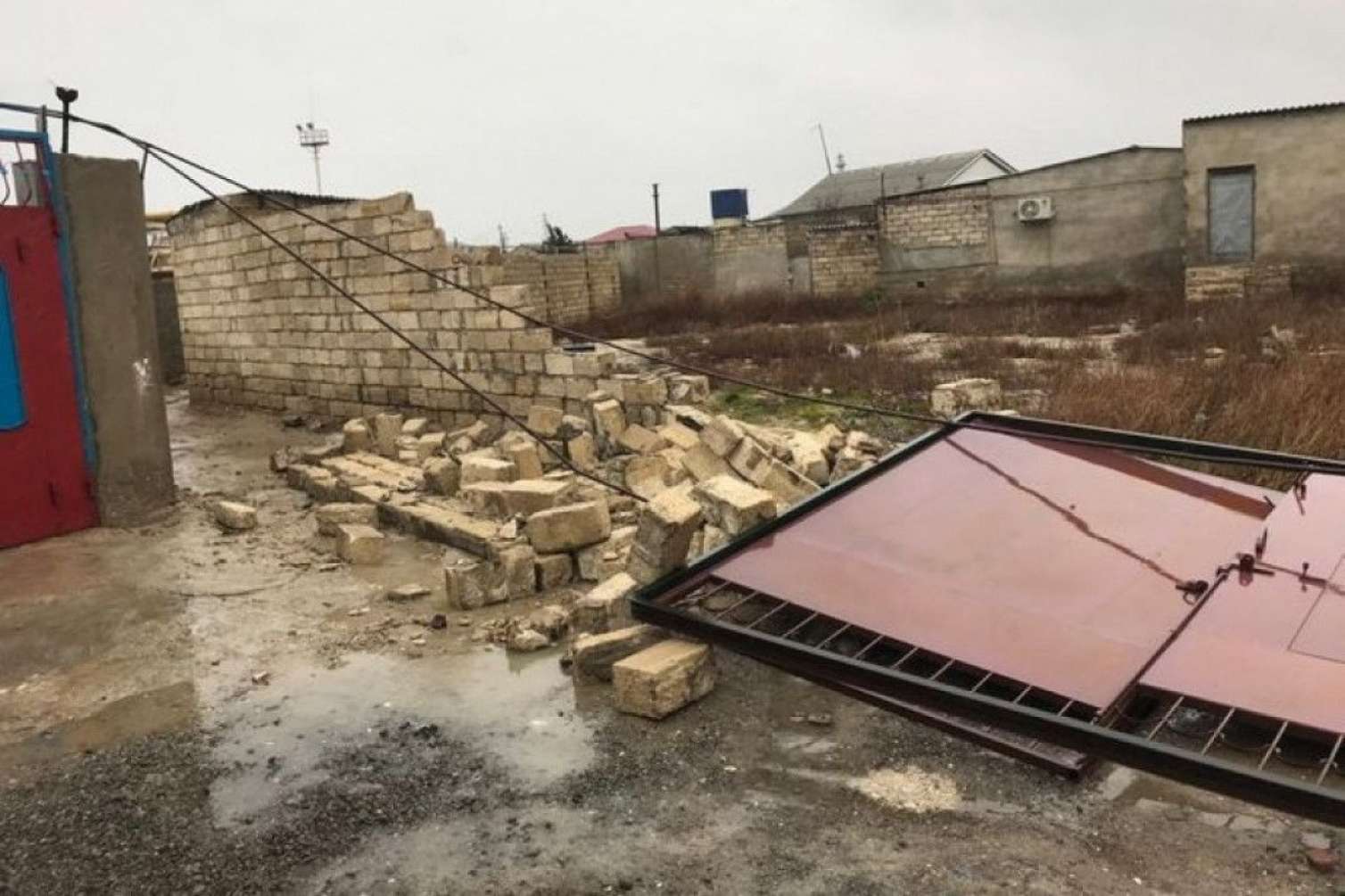 Göygöldə azyaşlının üzərinə dəmir qapı düşdü - Vəziyyəti ağırdır 