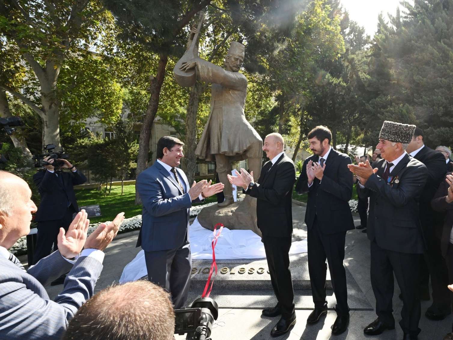 Prezident Aşıq Ələsgərin abidəsinin açılışında -  Yenilənib-FOTO