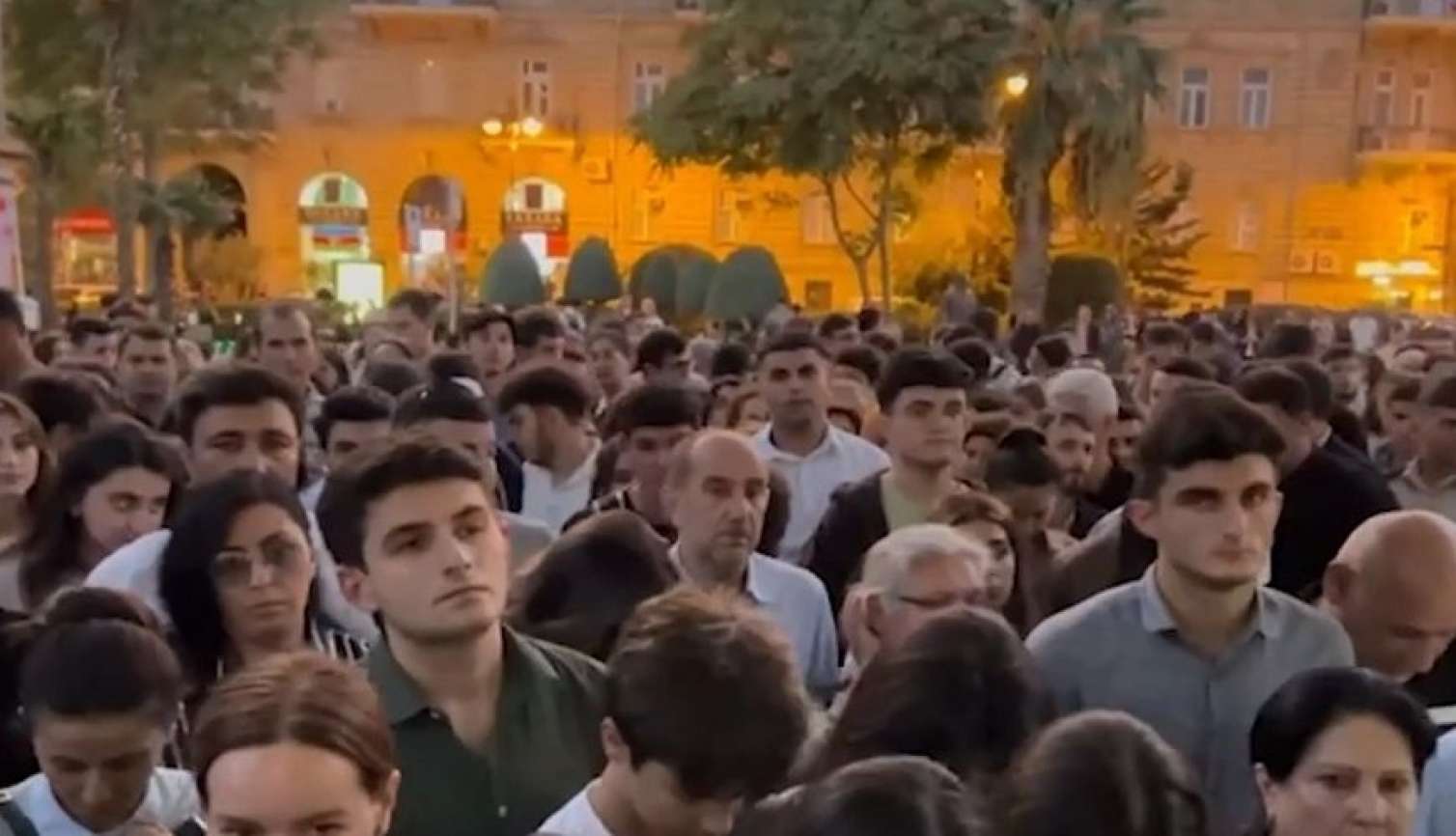 "İçərişəhər" stansiyasının önündə dəhşətli sıxlıq - VİDEO 