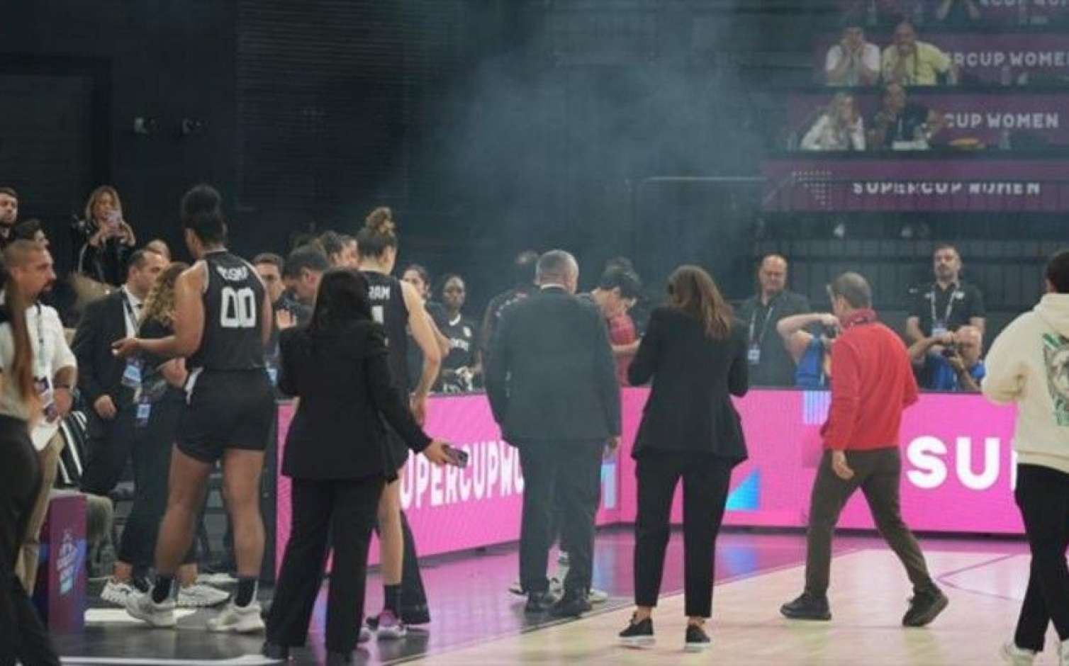 "Fənərbağça" - "Beşiktaş" oyununda insident: oyun dayandırıldı 