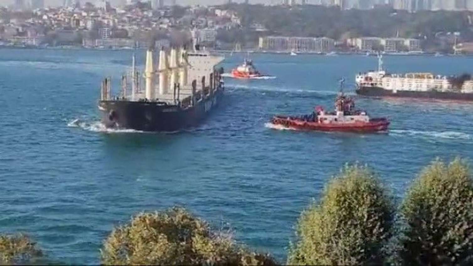 İstanbul boğazında iki gəmi toqquşdu 