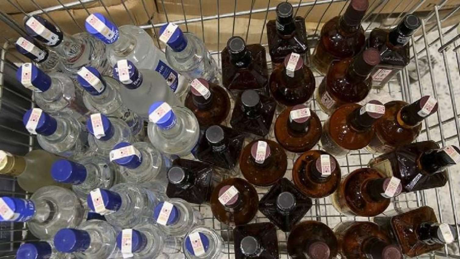 Bazar təhlükəli içkilərlə dolub - Saxta arağı necə seçək? 