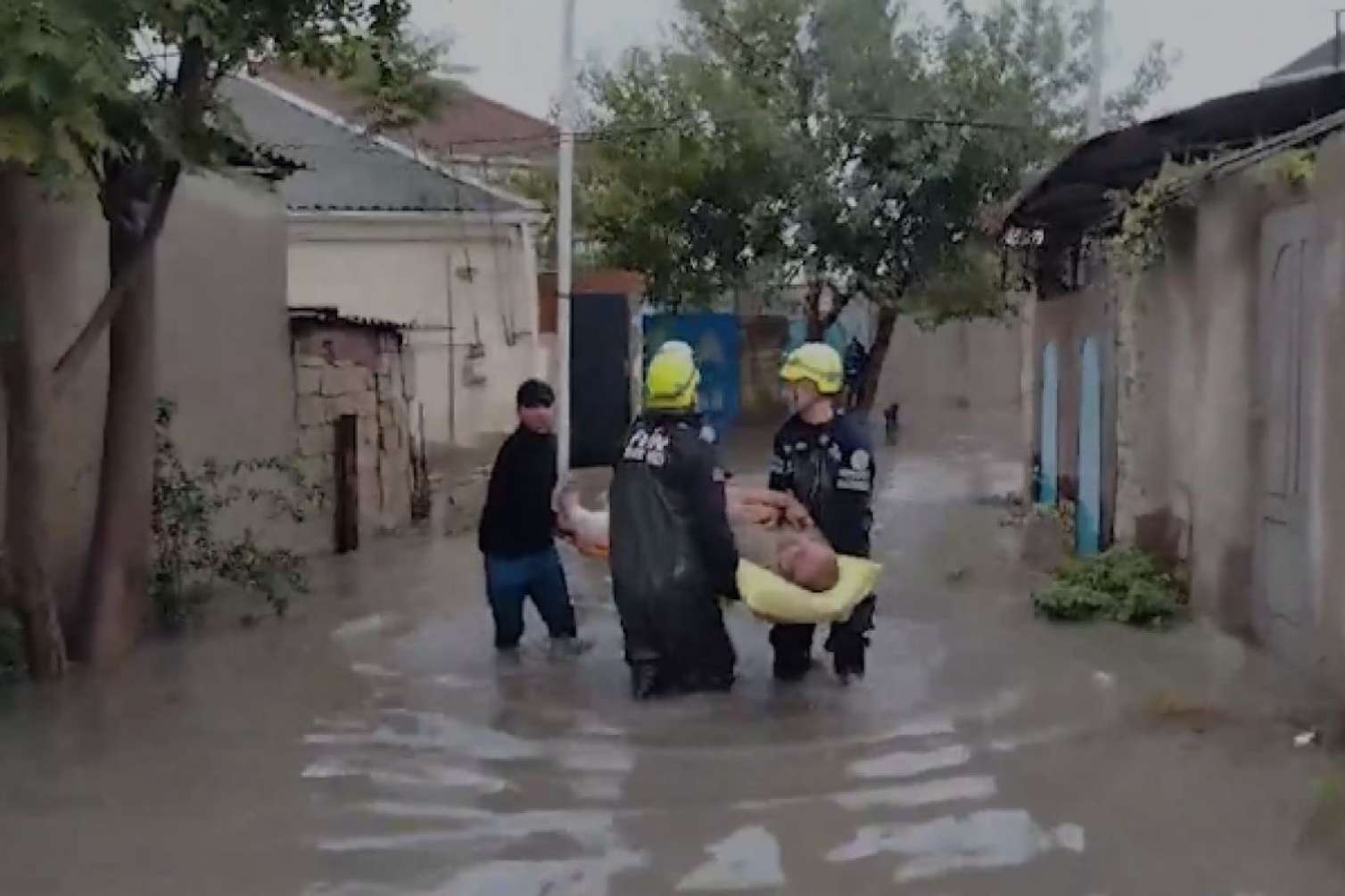 Bakıda evləri su basdı, insanlar təhlükədə - 8 nəfər xilas edildi - VİDEO 