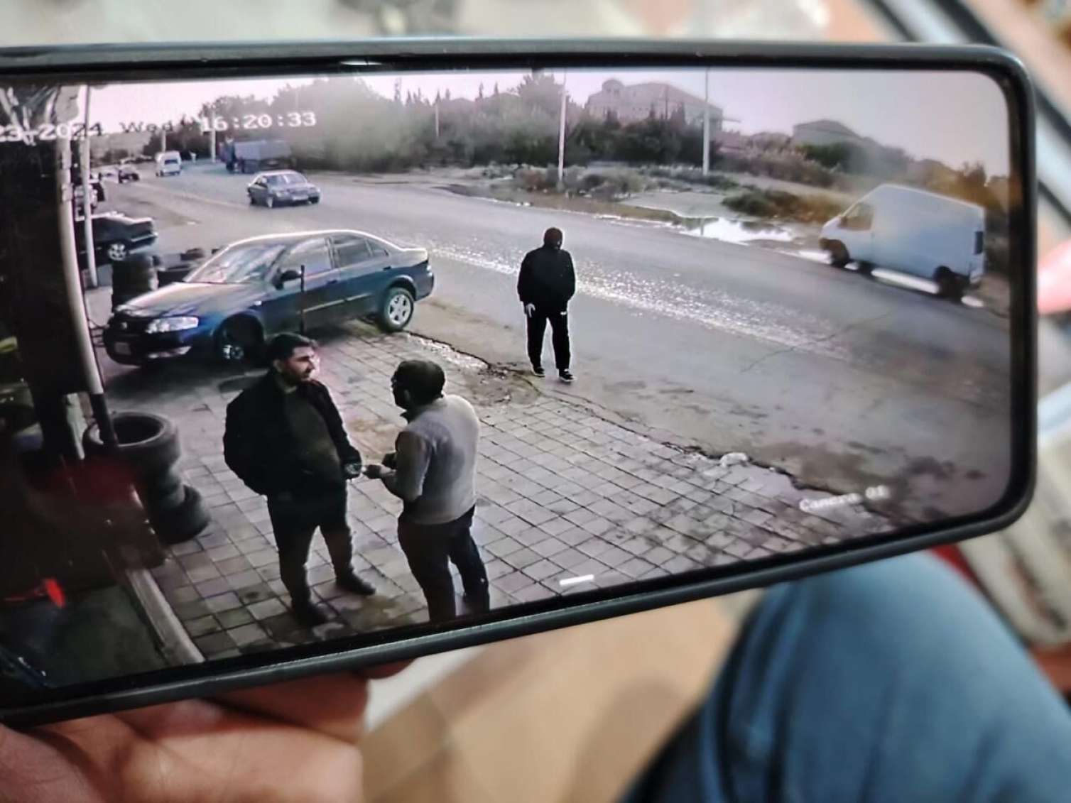 Bakıda maskalı şəxs məktəblini oğurlamaq istədi - Görüntülər kameraya düşdü 