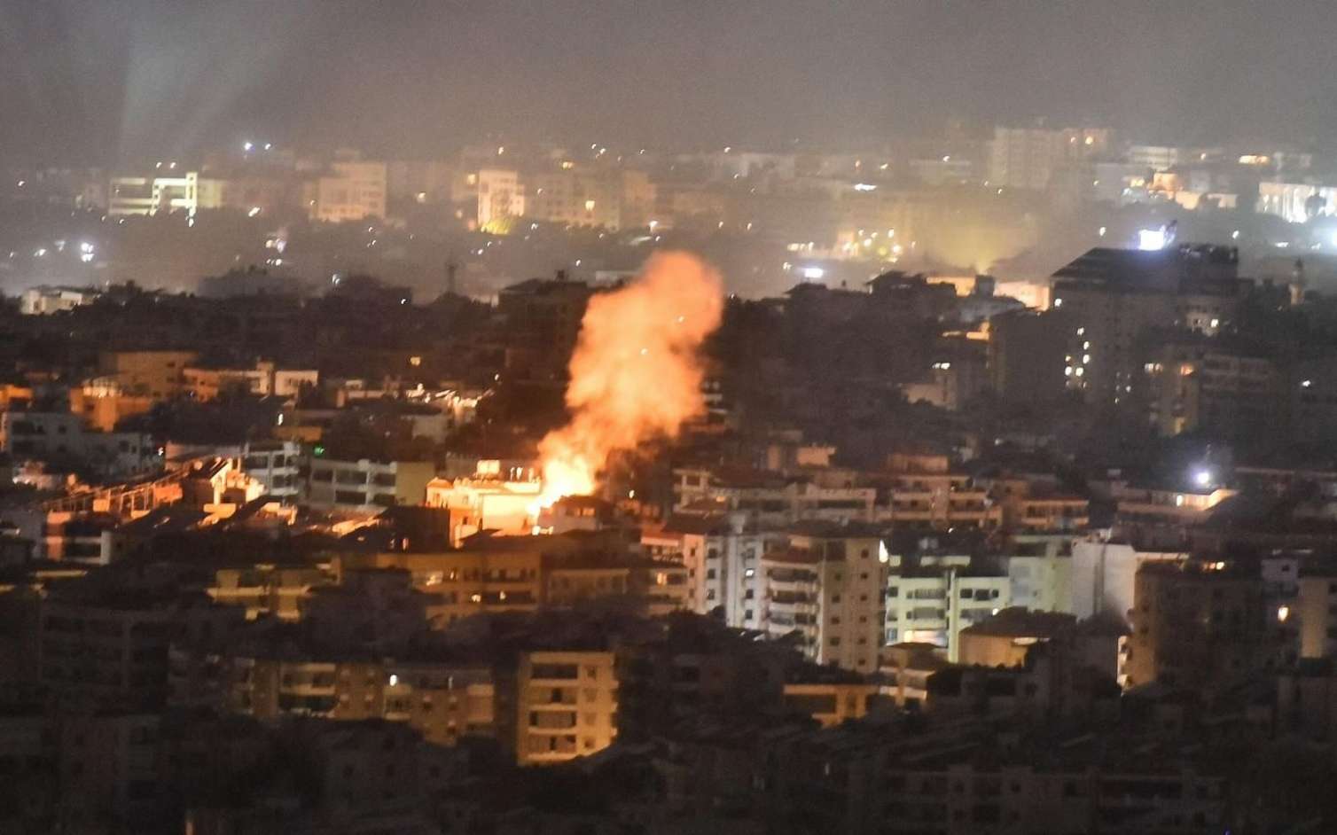 İsrail "Hizbullah"ın yanacaq anbarlarını vurdu  