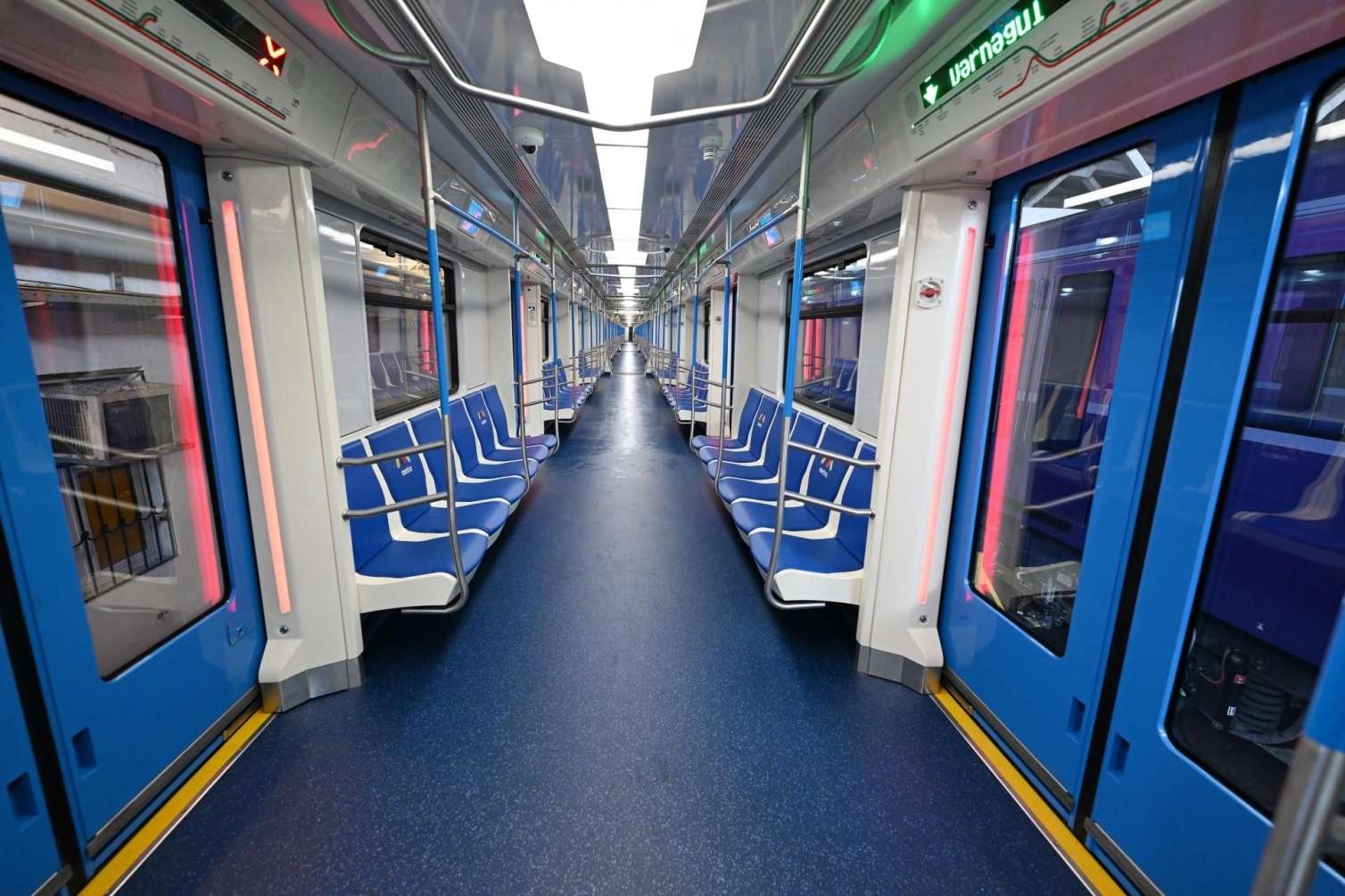 Prezident yeni nəsil metro qatarları ilə tanış oldu -  Yenilənib - FOTO