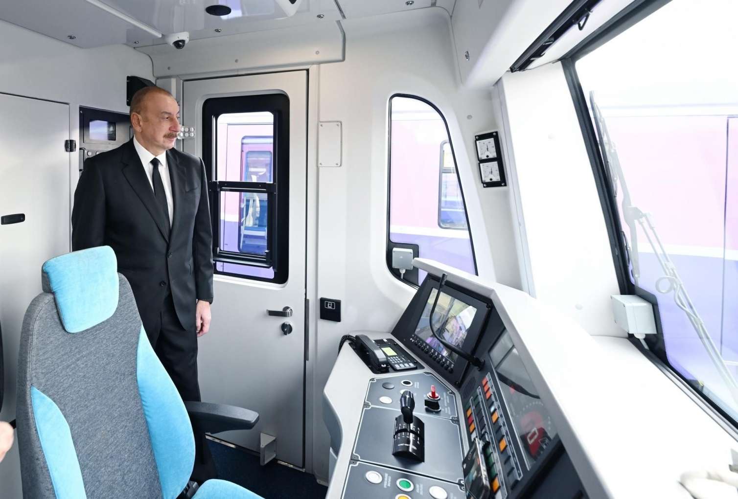 Prezident yeni nəsil metro qatarları ilə tanış oldu -  Yenilənib - FOTO