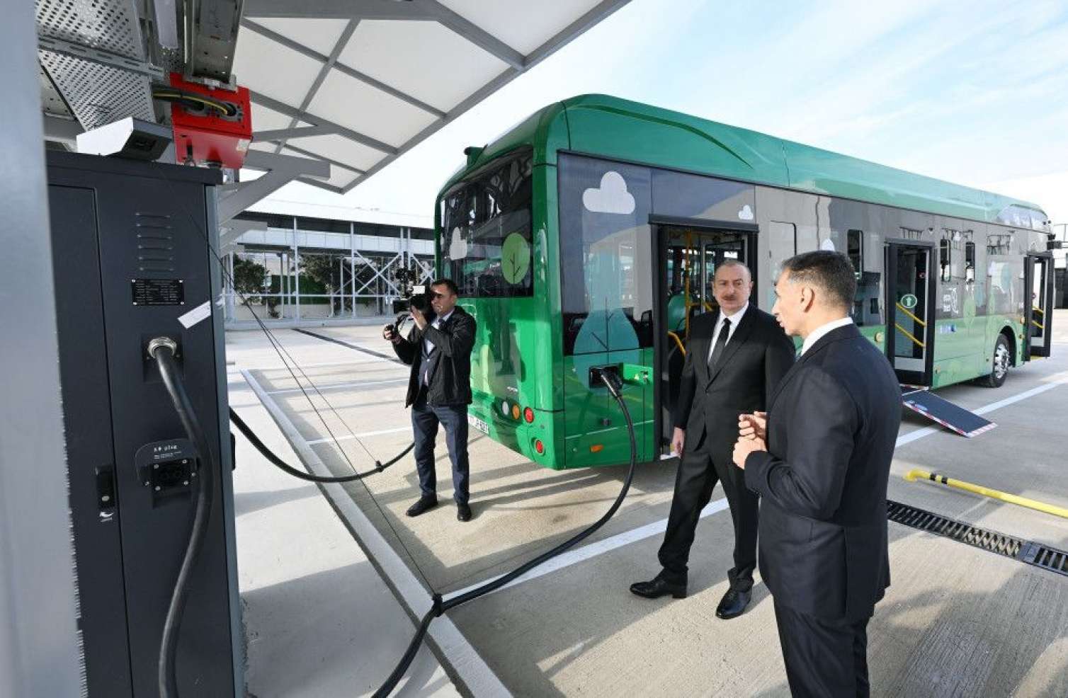 İlham Əliyev Zığ Elektrik Avtobus Parkının fəaliyyəti ilə tanış oldu -  Yenilənib - FOTO